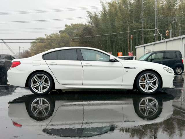 当店在庫は外装、内装クリーニング後に展示し、併せて事故修復歴の有無、メーター改ざん歴の有無も第三者機関による検査を全台実施しております。車検、整備、鈑金塗装も自社で対応できますのでご安心ください。