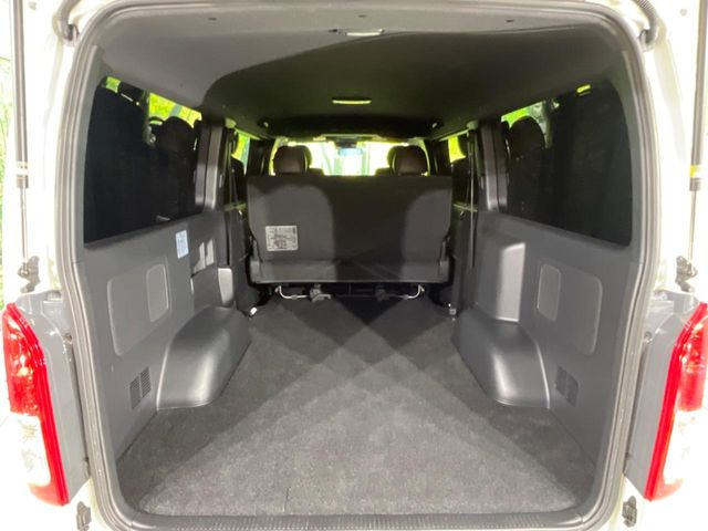 ラゲッジルームは、大容量のスペースを確保。普段のお買い物からレジャーまで、幅広く活躍してくれます!また、リアシートを倒すことでバリエーション豊かにお使いいただけます。