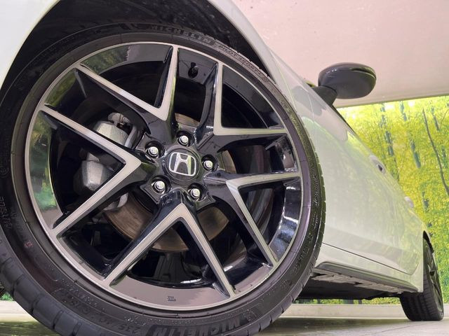 �y����18�C���`�A���~�z�C�[���z�O�ςɃ}�b�`���������A���~�z�C�[���𑕒����Ă���܂��B�e��ЊO�A���~�z�C�[����A�X�^�b�h���X�^�C�����戵�����Ă���܂��B���񂲑��k����������