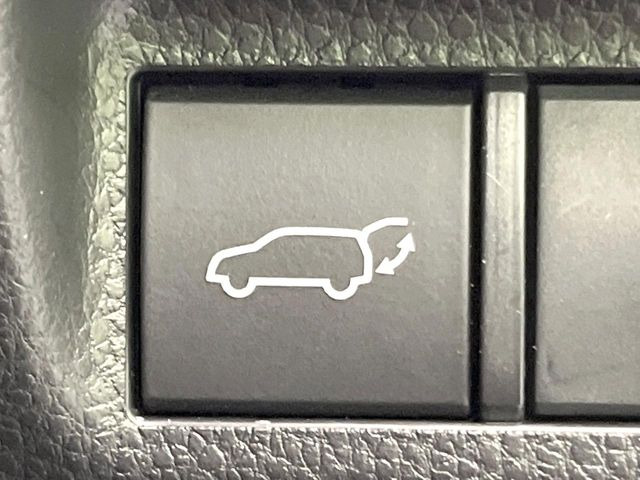 【パワーバックドア】スマートキーや運転席のボタンを押すだけでリアゲートが自動で開閉します!荷物を持っている時や、高い位置にあるバックドアを閉める際に便利な機能です♪