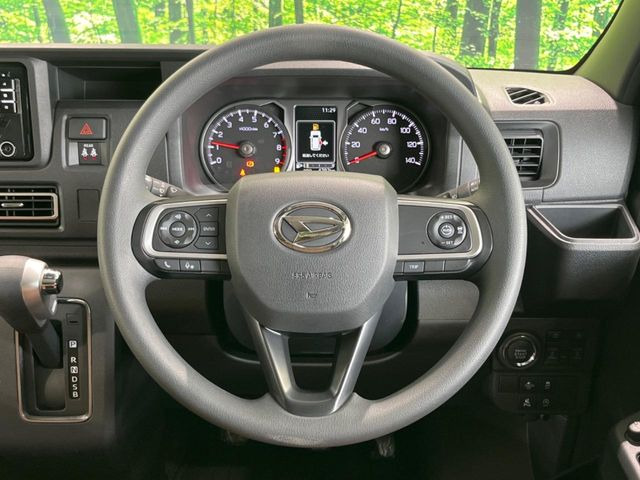 インテリアに合わせたデザインのステアリングは、運転される方のことも考え、運転しやすい形状、大きさです。是非一度、実際に触ってお確かめください。