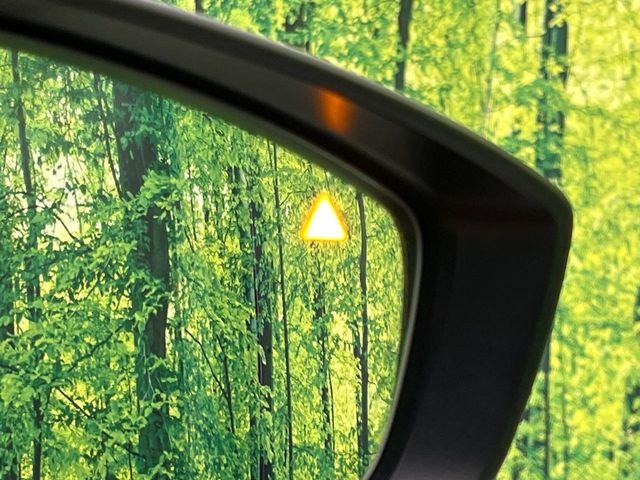 【ブラインドスポットモニタリング】走行中、ドアミラーの死角になりやすい箇所に後続車が接近するとサイドミラー付近に警告を表示、ドライバーに注意喚起をしてくれます。