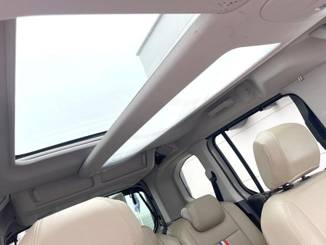 ���}���`�p�m���}�~�b�N���[�t:�唗�͂̃p�m���}���[�t�́A�㕔���Ȃɂ܂ő����Ă���A�J���I�ȋ�Ԃ����y���݂��������܂��B