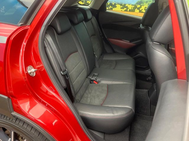 後部座席も気になるようなキズ・汚れやへたり等、大きなダメージはなく、良好な状態です。