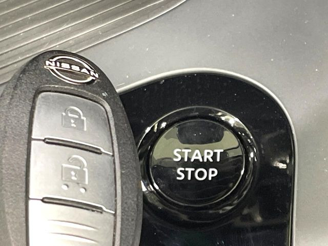 【インテリジェントキー】カバンやポケットに入れたままでもドアの施錠・解錠が可能なスマートキーを装備。エンジンのオン・オフ時もカギを取り出す必要が無いからとっても便利です♪