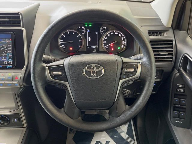 �C���e���A�ɍ��킹���f�U�C���̃X�e�A�����O�́A�^�]�������̂��Ƃ��l���A�^�]���₷���`��A�傫���ł��B�����x�A���ۂɐG���Ă��m���߂��������B