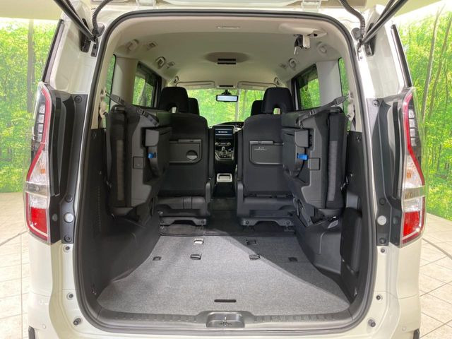 ���i�̂���������ʋ΁A���}���ɏ\���ȉ׎��X�y�[�X���m�ۂ��Ă���܂��B�Z�J���h�V�[�g��|���ƁA�傫�ȉו��̐ύڂ��\�ł���