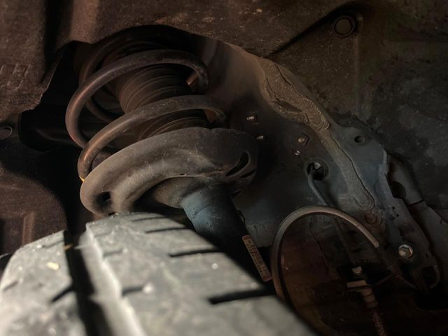 お車を安心してお乗りいただく為には、足回りの定期点検が欠かせません。サービスサポート(有償保証)では無料点検もご提供しており、安心のカーライフをお過ごしいただけるサポート体制が整っています。