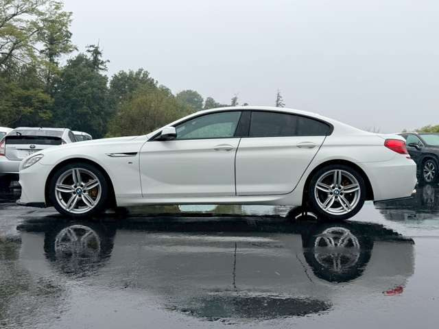 当店在庫は外装、内装クリーニング後に展示し、併せて事故修復歴の有無、メーター改ざん歴の有無も第三者機関による検査を全台実施しております。車検、整備、鈑金塗装も自社で対応できますのでご安心ください。