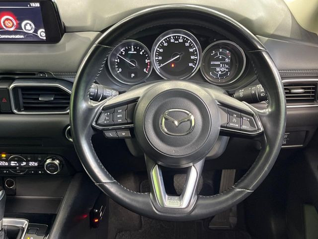 �C���e���A�ɍ��킹���f�U�C���̃X�e�A�����O�́A�^�]�������̂��Ƃ��l���A�^�]���₷���`��A�傫���ł��B�����x�A���ۂɐG���Ă��m���߂��������B