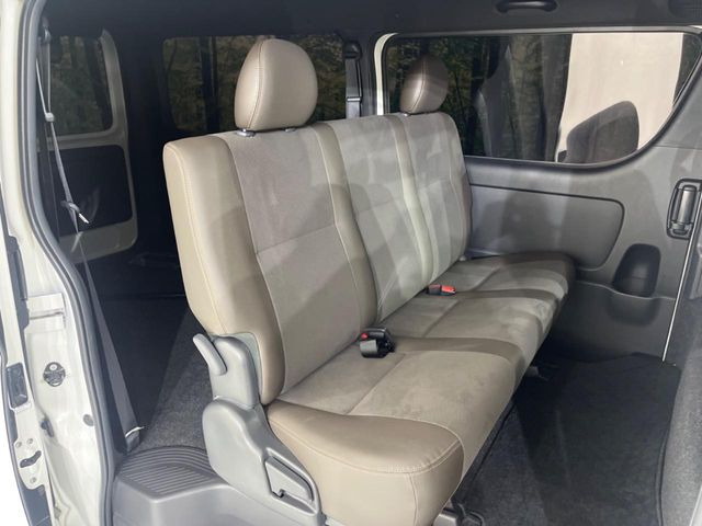 後部座席も気になるようなキズ・汚れやへたり等、大きなダメージはなく、良好な状態です。