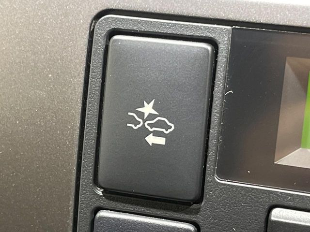 【プリクラッシュセーフティ】前方の車両等を検知し、衝突しそうな時は警報で注意を促し、ブレーキを踏む力をサポート。ブレーキを踏めなかった場合は衝突被害軽減ブレーキが作動、衝突回避をサポートします。