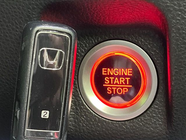 【Hondaスマートキー】カバンやポケットに入れたままでもドアの施錠・解錠が可能なスマートキーを装備。エンジンのオン・オフ時もカギを取り出す必要が無いからとっても便利です♪