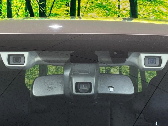 【アイサイトVer3】前方の車両等を検知し、衝突しそうな時は警報で注意を促し、ブレーキを踏む力をサポート。ブレーキを踏めなかった場合は衝突被害軽減ブレーキが作動、衝突回避をサポートします。