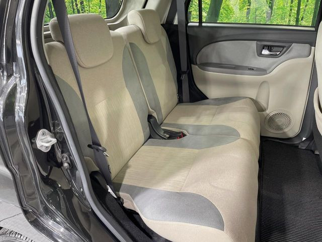 後部座席も気になるようなキズ・汚れやへたり等、大きなダメージはなく、良好な状態です。