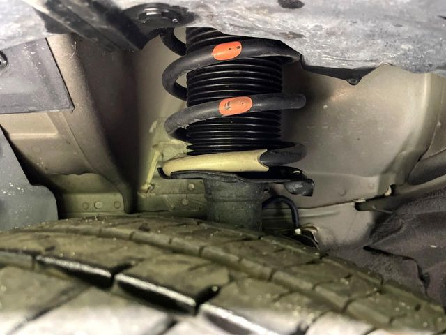 お車を安心してお乗りいただく為には、足回りの定期点検が欠かせません。サービスサポート(有償保証)では無料点検もご提供しており、安心のカーライフをお過ごしいただけるサポート体制が整っています。