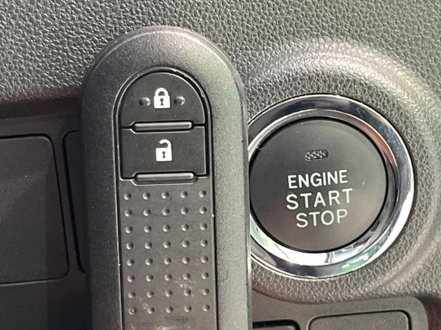 【キーフリーシステム】カバンやポケットに入れたままでもドアの施錠・解錠が可能なスマートキーを装備。エンジンのオン・オフ時もカギを取り出す必要が無いからとっても便利です♪