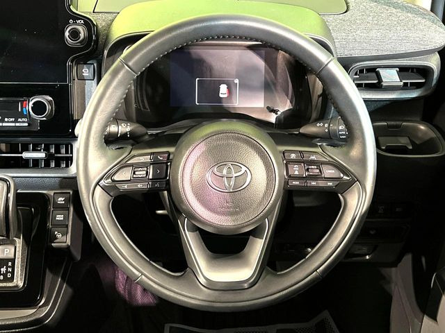 �C���e���A�ɍ��킹���f�U�C���̃X�e�A�����O�́A�^�]�������̂��Ƃ��l���A�^�]���₷���`��A�傫���ł��B�����x�A���ۂɐG���Ă��m���߂��������B