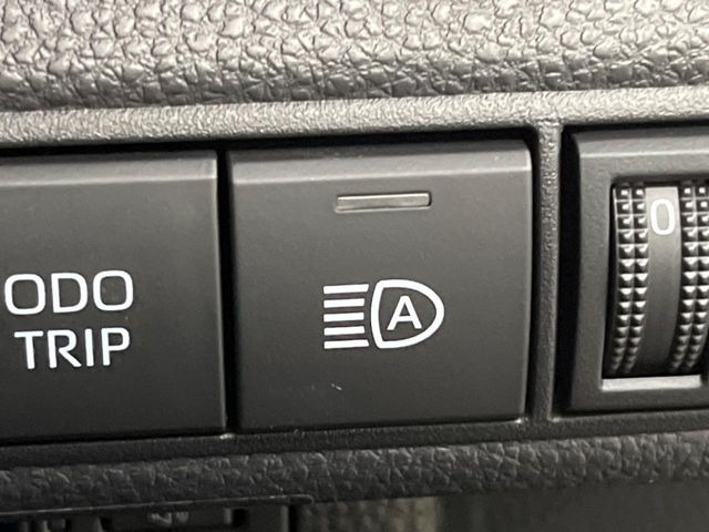 【オートマチックハイビーム】夜間の安全走行に役立つ便利な機能!先行車や対向車を検知し、ハイビームとロービームを自動で切り替えてくれます♪