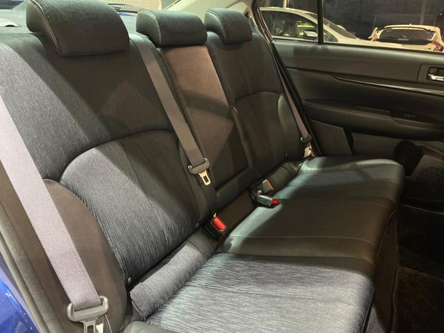 後部座席も気になるようなキズ・汚れやへたり等、大きなダメージはなく、良好な状態です。