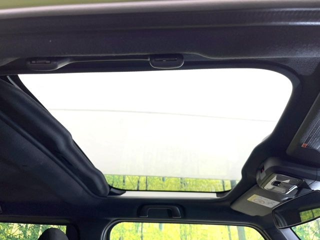 【ガラスルーフ】ガラスルーフ搭載で車内の解放感が一気にアップ!開放的なドライブをお楽しみいただけます。