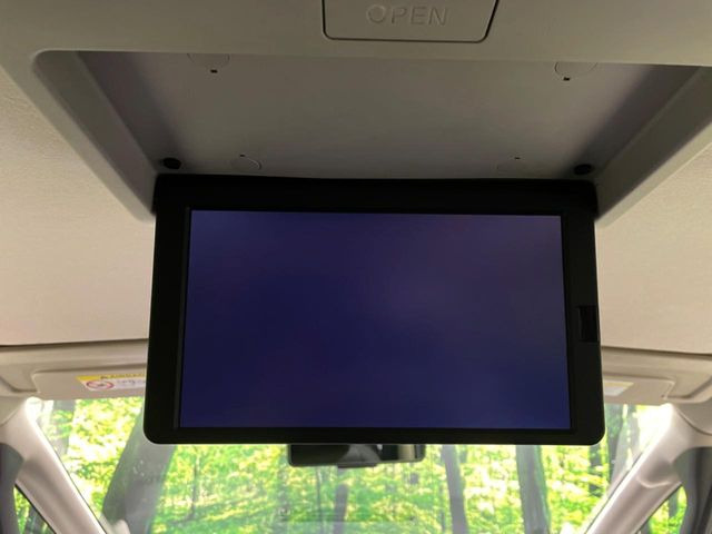 【フリップダウンモニター】大画面モニターで後席でもエンタメをお楽しみいただけます。小さなお子様にも大人気の装備です♪