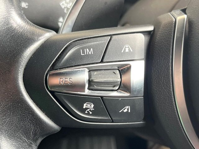 ●レーダークルーズコントロール:前の車との車間距離を一定にとりつつ、一定速度で自動走行してくれる次世代のクルーズコントロール!主に高速道路や自動車専用道路で使用する便利な機能です!