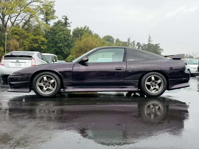 当店在庫は外装、内装クリーニング後に展示し、併せて事故修復歴の有無、メーター改ざん歴の有無も第三者機関による検査を全台実施しております。車検、整備、鈑金塗装も自社で対応できますのでご安心ください。