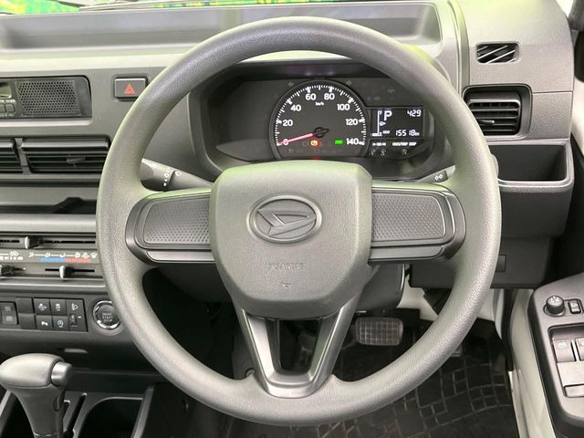 �C���e���A�ɍ��킹���f�U�C���̃X�e�A�����O�́A�^�]�������̂��Ƃ��l���A�^�]���₷���`��A�傫���ł��B�����x�A���ۂɐG���Ă��m���߂��������B