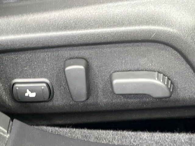 【メモリー機能付きパワーシート】ドライバーごとに設定したシート位置を記憶して、ボタン一つで切り替えできる便利な機能!運転する方が複数名いらっしゃるご家庭におすすめです♪