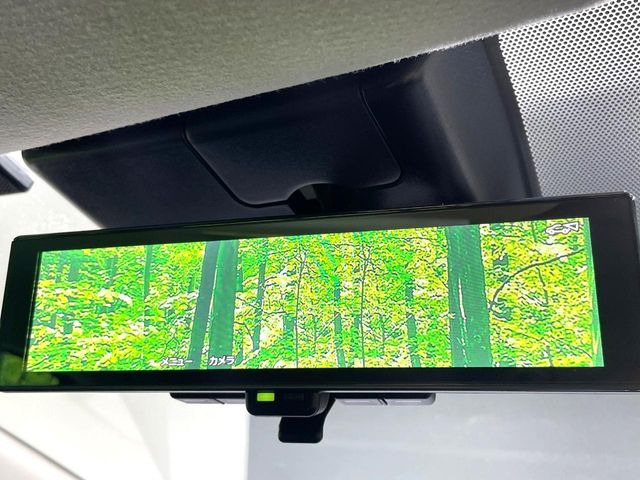 【インテリジェントルームミラー】後席の大きな荷物や同乗者で後方が確認しづらい時でも安心!カメラが撮影した車両後方の映像をルームミラー内に表示。クリアな視界で状況の確認が可能です!