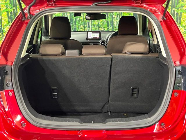 ���i�̂���������ʋ΁A���}���ɏ\���ȉ׎��X�y�[�X���m�ۂ��Ă���܂��B�Z�J���h�V�[�g��|���ƁA�傫�ȉו��̐ύڂ��\�ł���