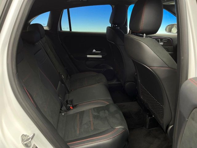 ●後部座席も気になるようなキズ・汚れやへたり等、大きなダメージはなく、良好な状態です。