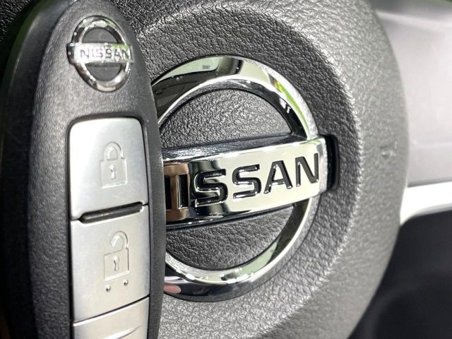 【インテリジェントキー】カバンやポケットに入れたままでもドアの施錠・解錠が可能なスマートキーを装備。エンジンのオン・オフ時もカギを取り出す必要が無いからとっても便利です♪