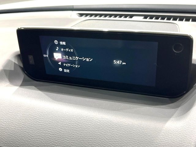 【8.8インチマツダコネクト】車内の雰囲気にマッチした大型のディスプレイ。スマホ接続でのナビ使用やBluetooth再生等、様々な機能が楽しめます。直感的なダイヤル操作が可能で、使い勝手も良好です。
