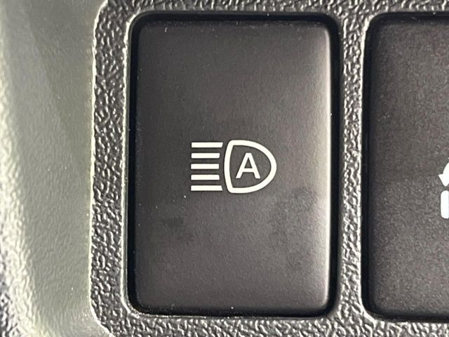 【アダプティブハイビーム】遠くまで明るく照らすハイビームを先行車や対向車に照射しない様、自動で調整!毎回手動で切り替える必要がなく、夜間走行時のストレスも軽減。安全性向上にも寄与します。