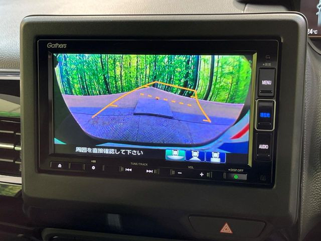 【バックカメラ】駐車時に後方がリアルタイム映像で確認できます。大型商業施設や立体駐車場での駐車時や、夜間のバック時に大活躍!運転スキルに関わらず、今や必須となった装備のひとつです!