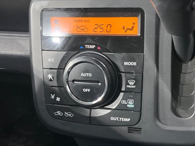 【オートエアコン】一度お好みの温度に設定すれば、車内の温度を検知し風量や温度を自動で調整。暑い&hellip;寒い&hellip;と何度もスイッチ操作をする必要はありません。快適な車内空間には必須の機能ですね♪
