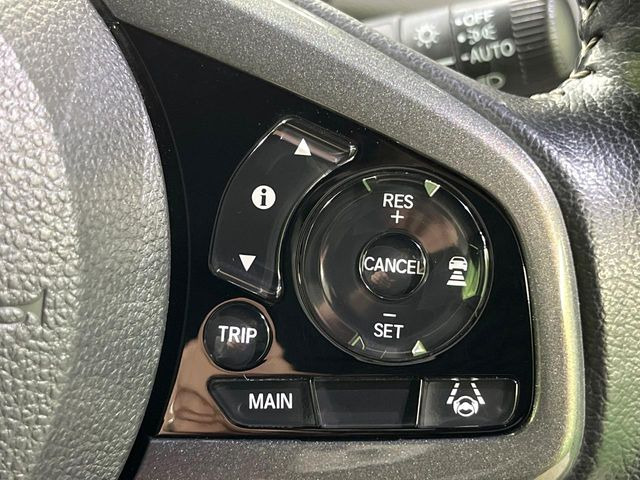 【アダプティブクルーズコントロール】高速道路での長距離走行が楽に!!自動で速度を保つクルーズコントロールが、衝突軽減システムと連携し、前方の車両を感知して車間を保つように速度調節してくれます!!