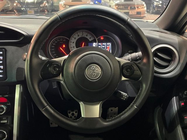 �y�����v�����X�e�A�����O�z�㎿�Ȋv���g�p���邱�ƂŁA��ɂ����������݂ƂĂ��^�]���₷���n���h���ł���