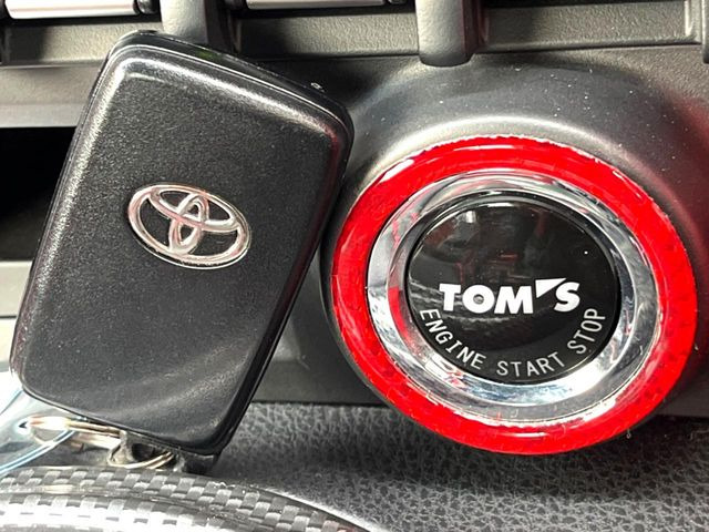 【スマートキー】カバンやポケットに入れたままでもドアの施錠・解錠が可能なスマートキーを装備。エンジンのオン・オフ時もカギを取り出す必要が無いからとっても便利です♪