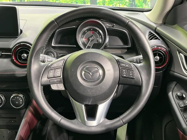 【パドルシフト】ハンドルから手を離さずに素早くシフトアップ&ダウンができるので、エンジンブレーキを使う下り坂や高速道路の合流で加速したい場面で役立ちます。