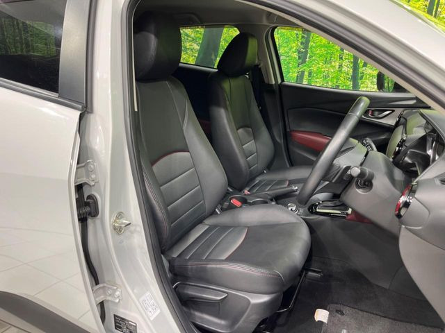 【合皮レザーシート】汚れのふき取りが容易でメンテナンスもが簡単な、機能性に優れる合成皮革を採用した上質なシートです。座り心地もよく、高級感あふれる心地良い車内空間を演出してくれます。