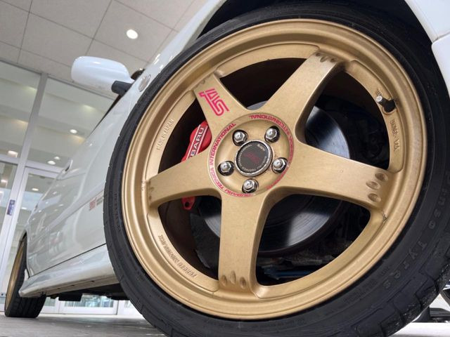 �y����16�C���`�A���~�z�C�[���z�O�ςɃ}�b�`���������A���~�z�C�[���𑕒����Ă���܂��B�e��ЊO�A���~�z�C�[����A�X�^�b�h���X�^�C�����戵�����Ă���܂��B���񂲑��k����������