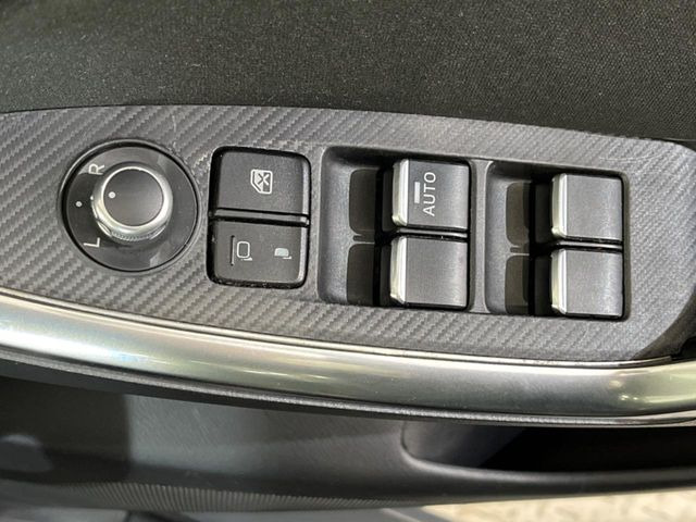 �y�d���i�[�~���[�z�T�C�h�~���[�͓d���i�[���ƂȂ��Ă���A�������ԏ�ł��L�Y�������X�N��}�����܂��B