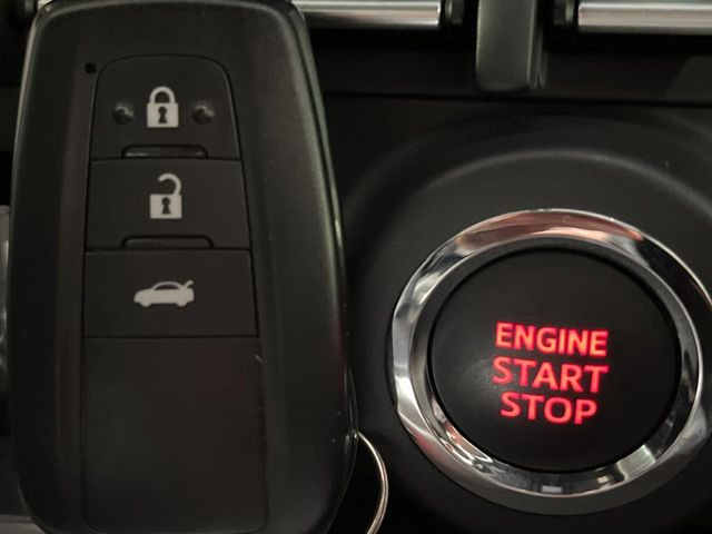 �y�X�}�[�g�L�[�z�J�o����|�P�b�g�ɓ��ꂽ�܂܂ł��h�A�̎{���E�������\�ȃX�}�[�g�L�[�𑕔��B�G���W���̃I���E�I�t�����J�M�����o���K�v����������Ƃ��Ă��֗��ł���