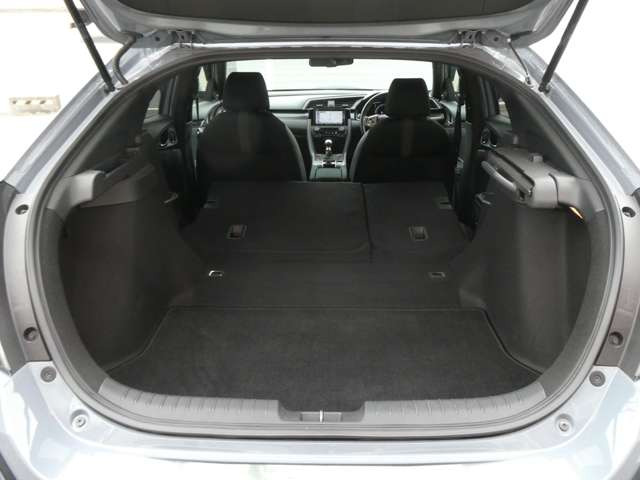 ラゲッジスペースの間口も広々♪普段のお買い物に、レジャーに、お仕事にも大活躍の1台です♪高さもあって大きい荷物も運んでくれる頼れるパートナーですね♪
