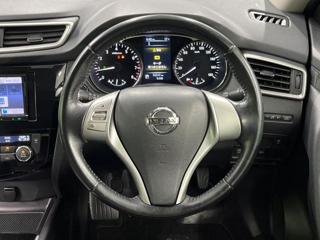 �C���e���A�ɍ��킹���f�U�C���̃X�e�A�����O�́A�^�]�������̂��Ƃ��l���A�^�]���₷���`��A�傫���ł��B�����x�A���ۂɐG���Ă��m���߂��������B