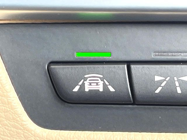 �����[���L�[�s���O�A�V�X�g:���s�Ԑ��̈�E�������Ă����@�\�B���s���ɁA�N���}���Ԑ�����O��Ă��邱�Ƃ��J���������m����ƁA�X�e�A�����O����U�������ăh���C�o�[�Ɍx�����܂��B