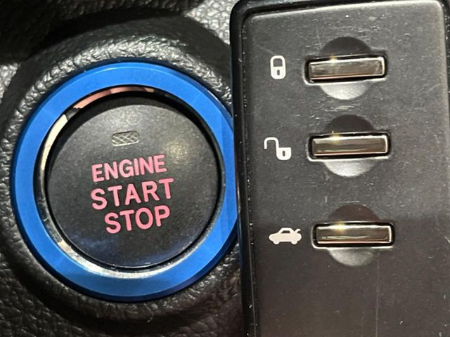 【アクセスキー&プッシュスタート】カバンやポケットに入れたままでもドアの施錠・解錠が可能なスマートキーを装備。エンジンのオン・オフ時もカギを取り出す必要が無く、ボタンをプッシュするだけでOK♪